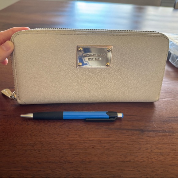 michael kors zip wallet - Picture 2 of 7